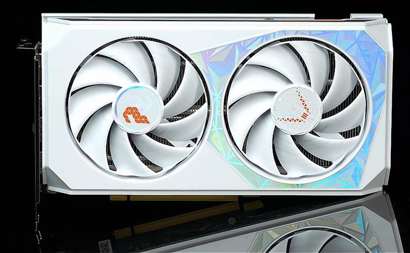 显卡内部电路与散热器特写