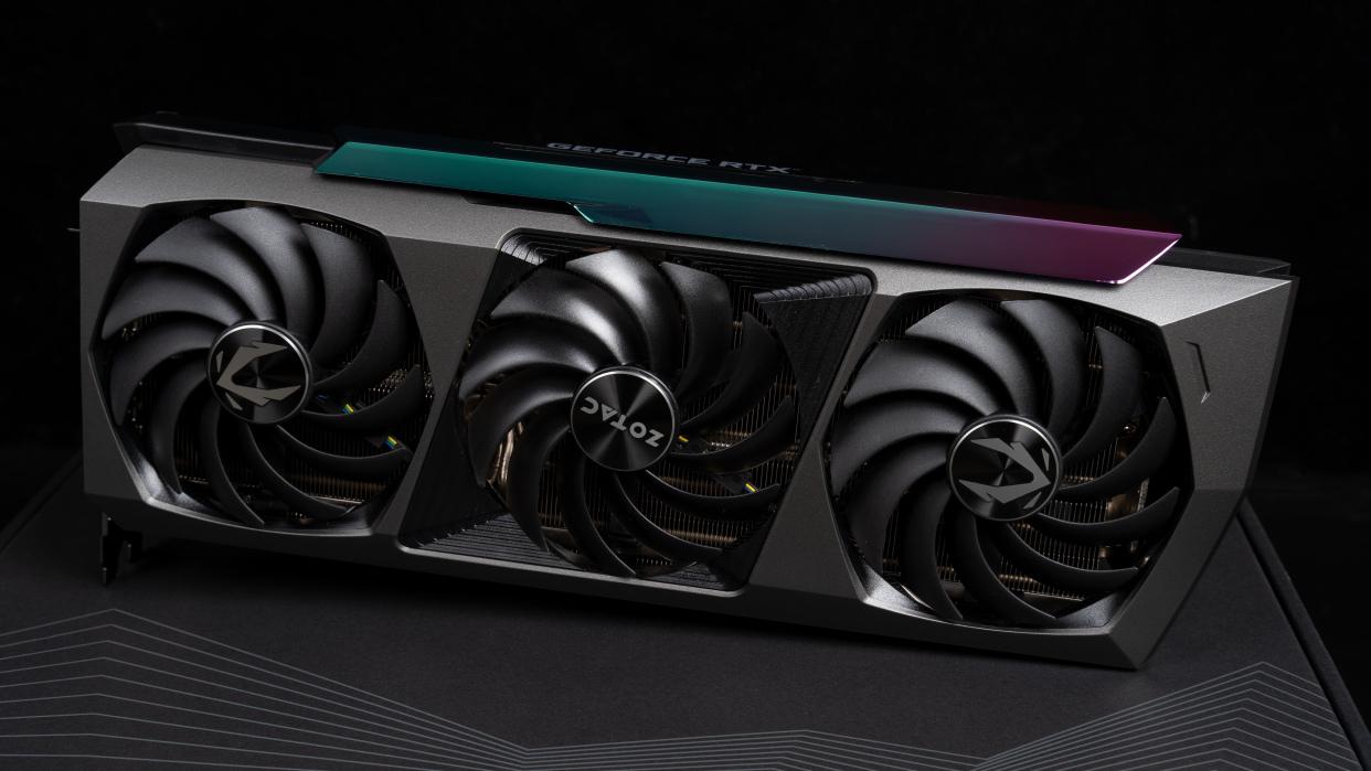 游戏玩家选择高端显卡场景