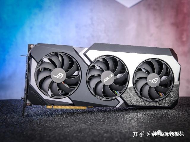 办公人员使用多显示器工作