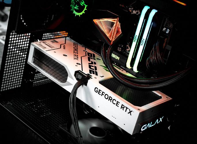 影驰RTX 5080圣刃OC vs 七彩虹GT430灵战鲨 深度对比