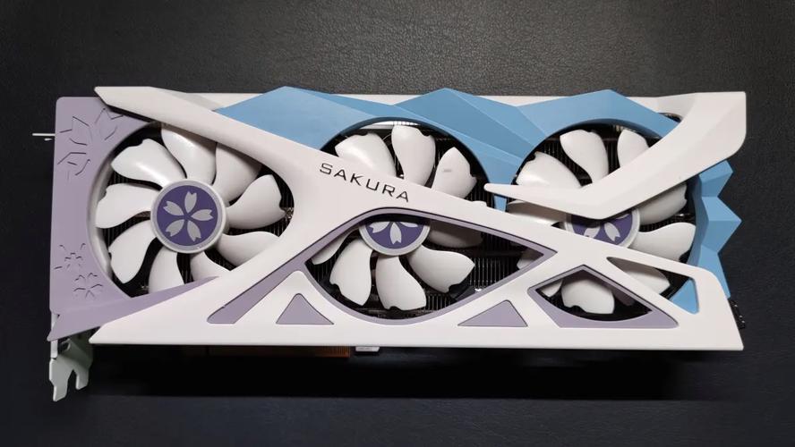 玩家在电脑前选择硬件