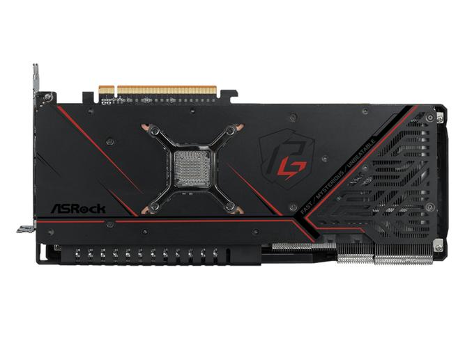 人手在电脑前选择硬件组件