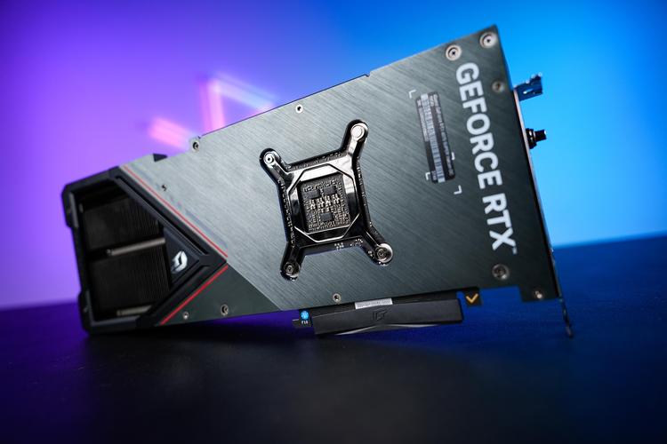 电脑性能测试软件界面与硬件监控数据