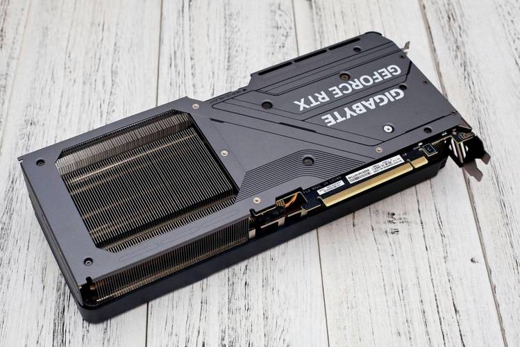 技嘉RTX 4070 Ti SUPER EAGLE OC ICE 16G vs 蓝宝石Radeon RX 6800 16G GDDR6 超白金 OC 深度对比