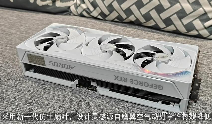 游戏玩家使用电脑场景