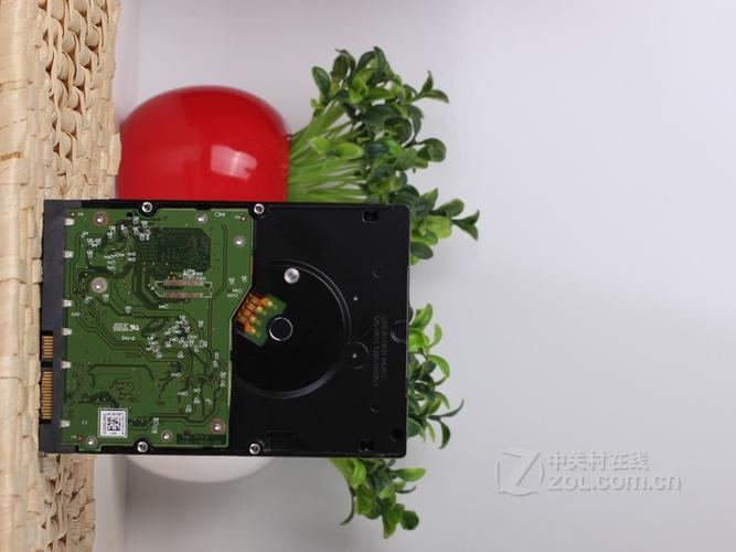 硬盘内部碟片和电路板细节