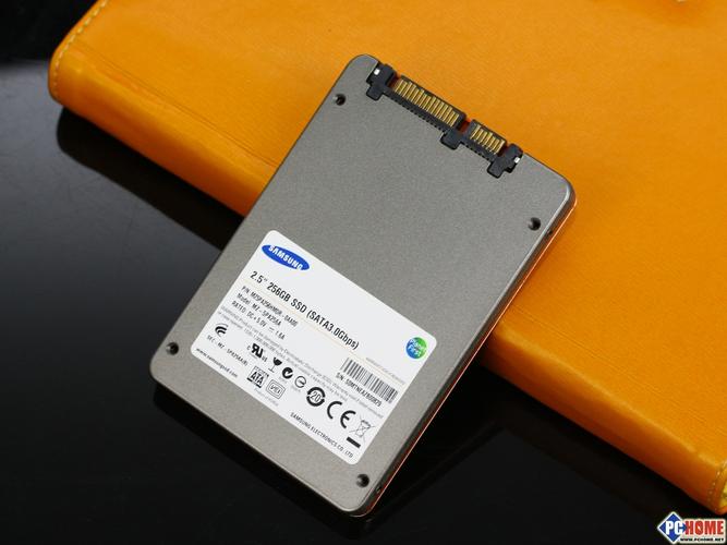 电脑机箱硬盘安装场景