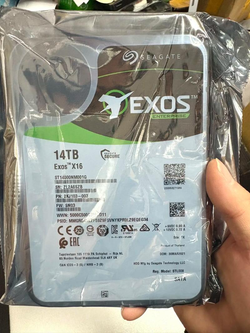 服务器机架内硬盘安装外观