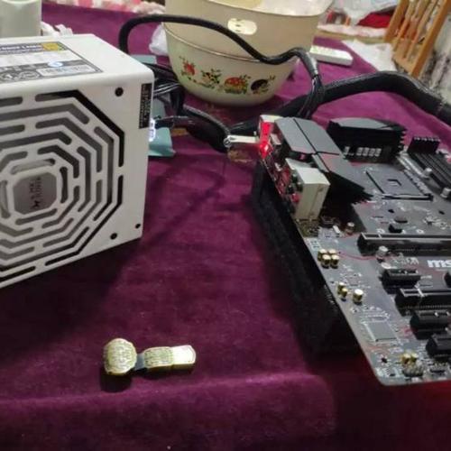 白色电源线材与主机