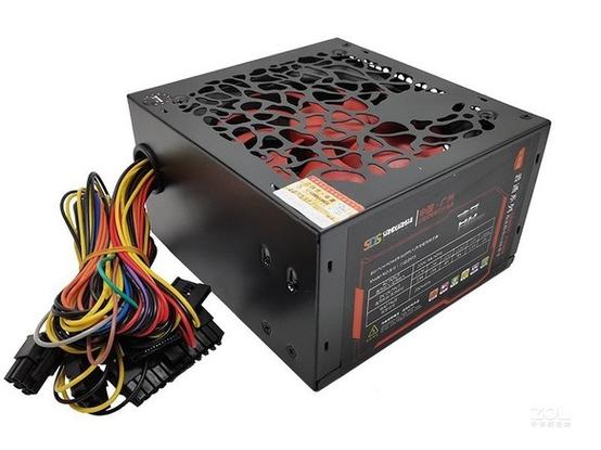 电源黑色机身与线材细节展示