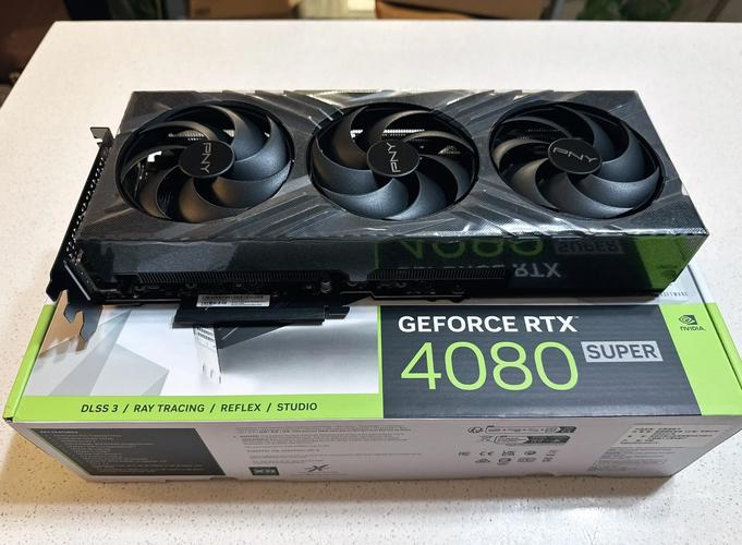 不同用户使用电脑的场景拼贴，代表不同选购群体