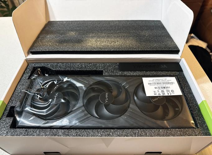 计算器与价格标签，象征价格分析与性价比计算