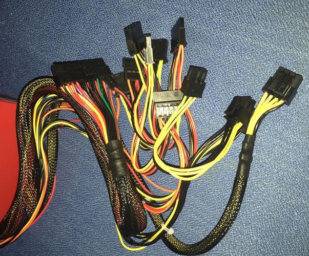 电源内部结构与规格标签展示