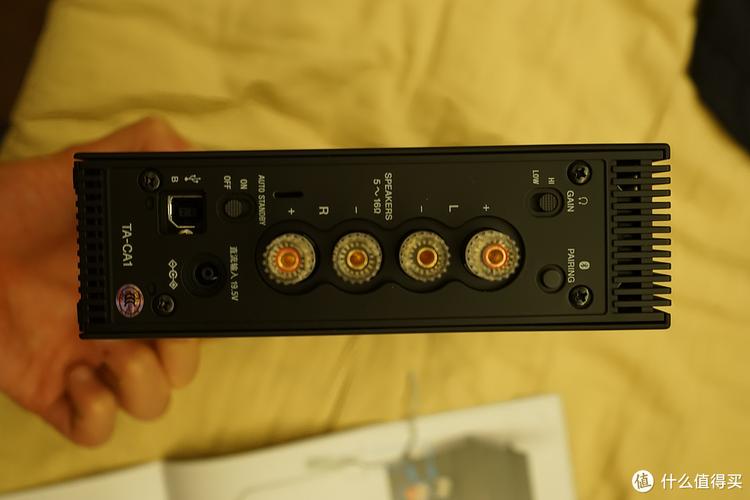 现代办公桌上的紧凑音频系统