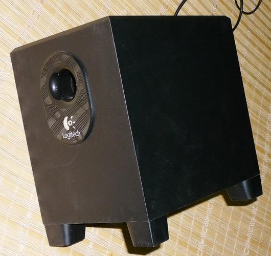 电脑音箱系统低音炮与卫星箱细节