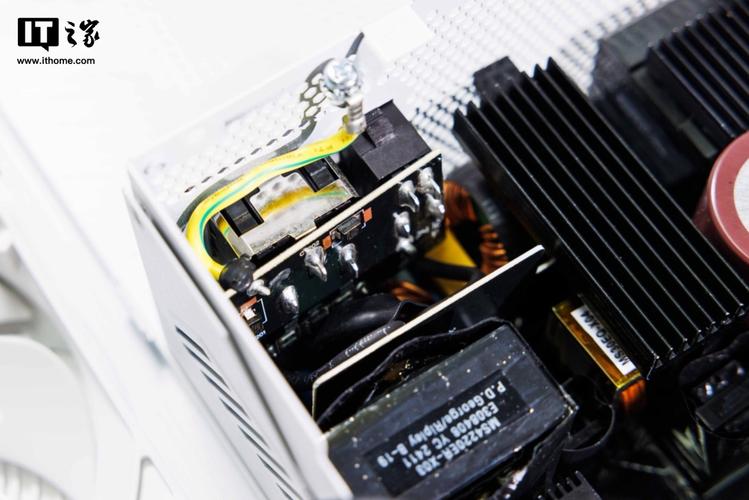 技嘉白金雕1000PG5 ICE深度评测：白金效率+全模组+PCIe 5.0，高端电源新选择