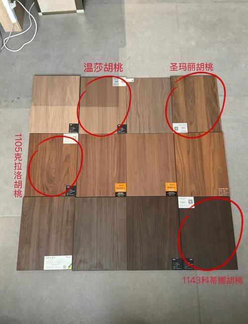 胡桃木色音箱摆放在电脑桌上