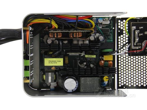 黑色电脑电源单元外观