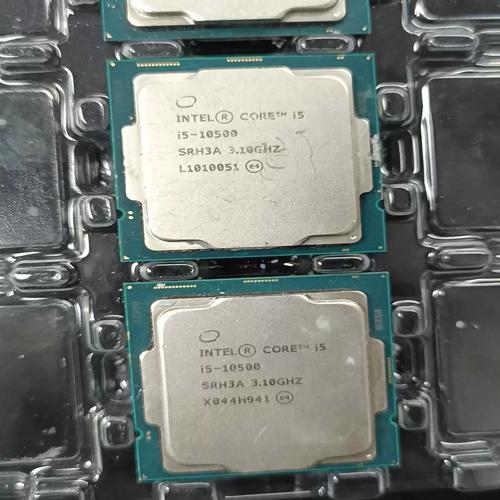 Intel CPU 处理器特写安装在主板上