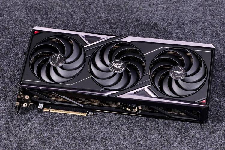 七彩虹iGame RTX 5080 Vulcan OC 16GB vs 双敏火旋风2 HD5550 大牛版 深度对比