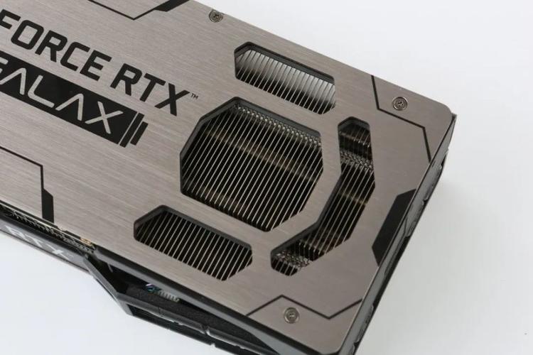 创作者使用多屏工作站