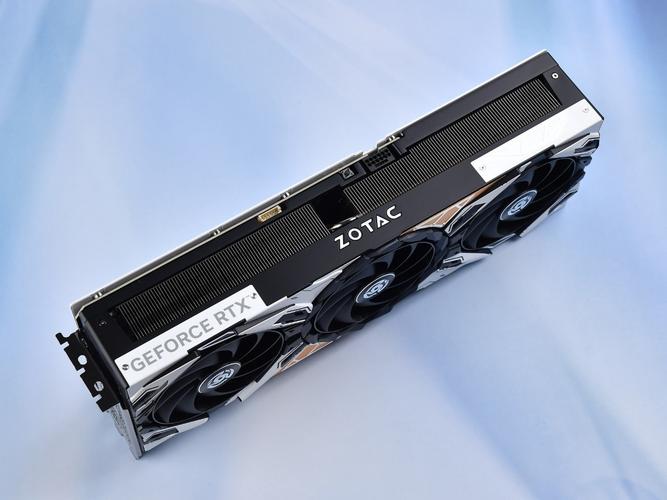 电竞玩家使用高性能电脑