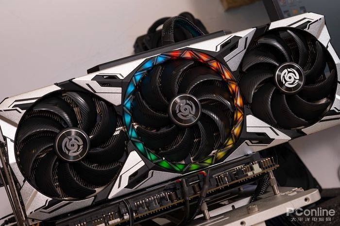 办公人员使用多屏电脑工作