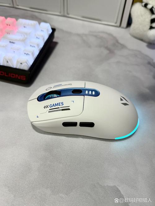 Wireless gaming mouse battery and design view