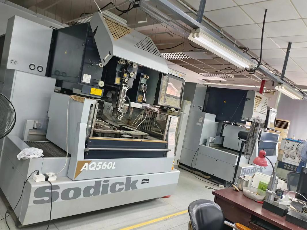 黑色游戏鼠标炫酷灯光效果