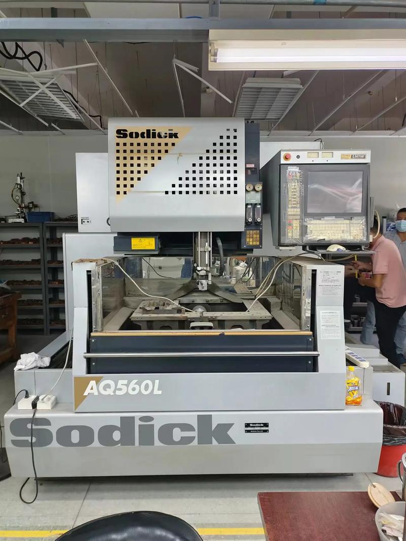 Soza Q8 有线鼠标深度评测：重磅手感与炫酷设计的游戏入门选择