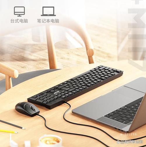 用户手持鼠标操作场景