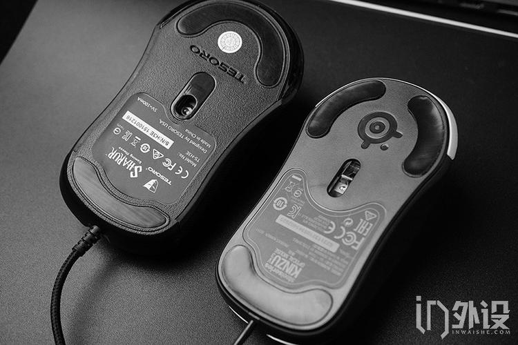 Gaming mouse on desk power setup