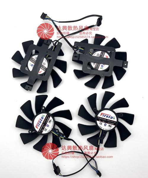 玩家在电脑前选择硬件，象征选购决策