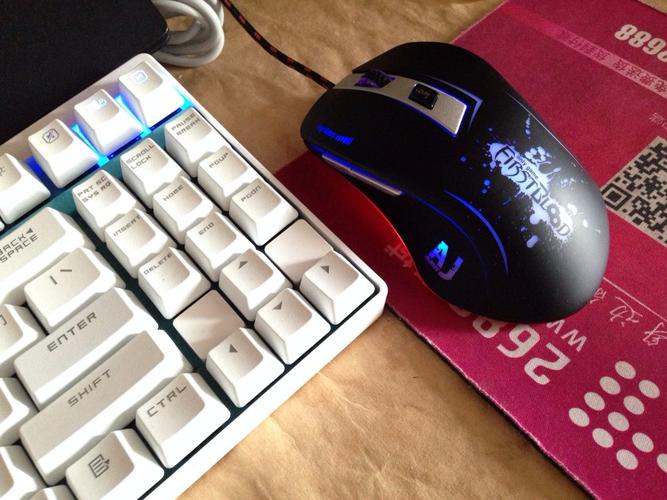 黑爵AJ100S游戏鼠标深度评测：激光大鼠经典竞技之选