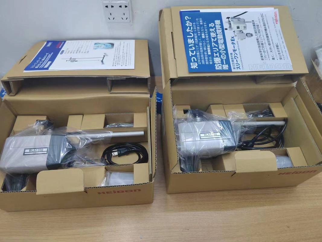 玩家手握白色鼠标操作