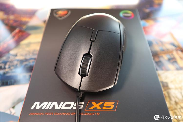 玩家手持游戏鼠标操作场景