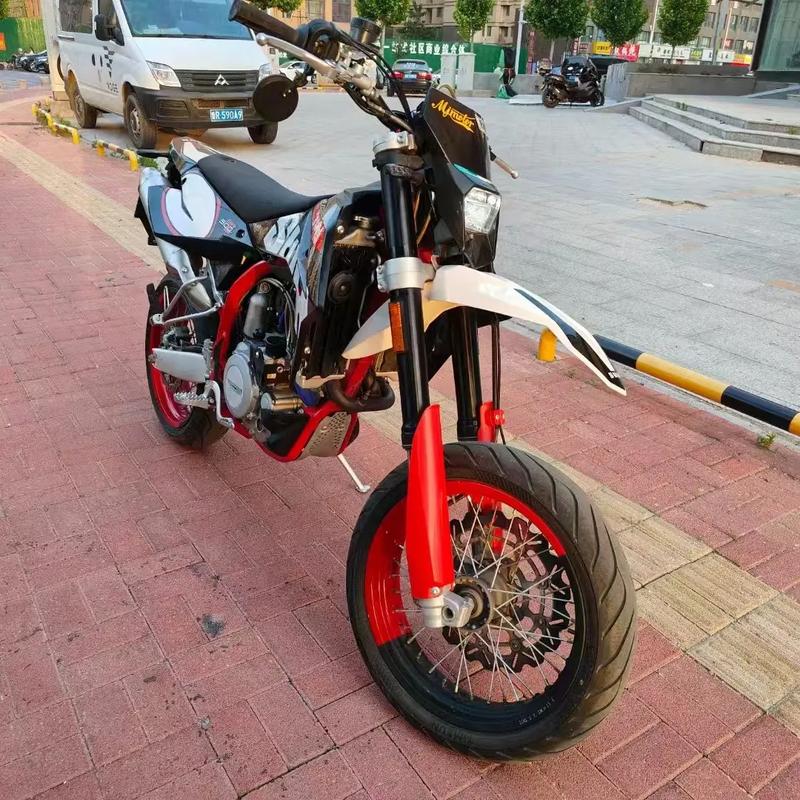 Silver mouse with computer setup specs view