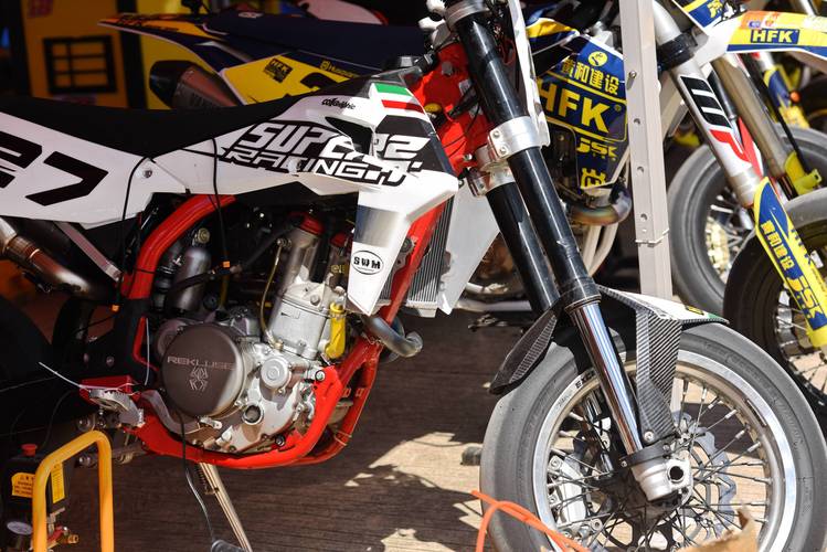 Modern desk with silver mouse buying guide