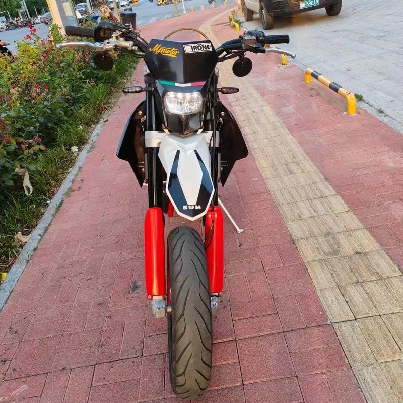 Silver computer mouse in use performance