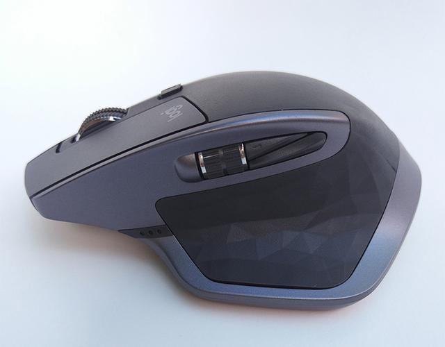 Closeup of cordless mouse during use