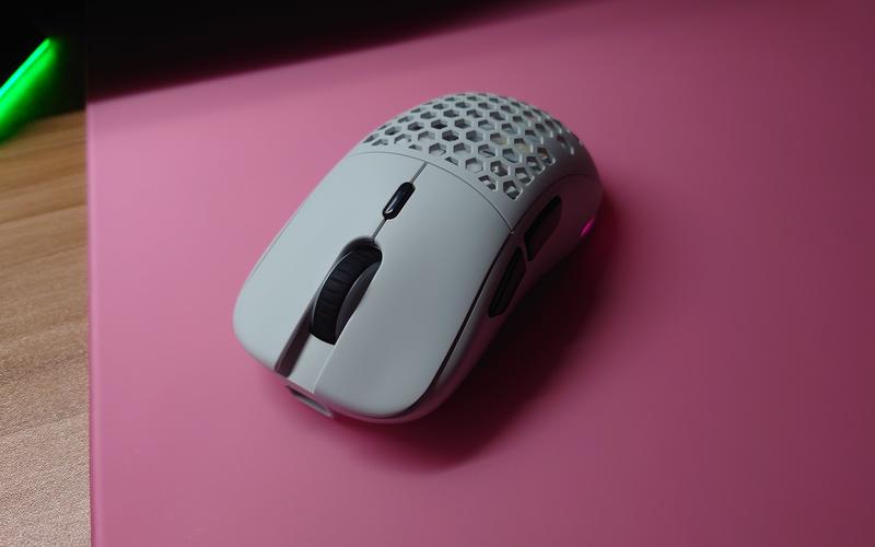 专业游戏鼠标硬件规格展示