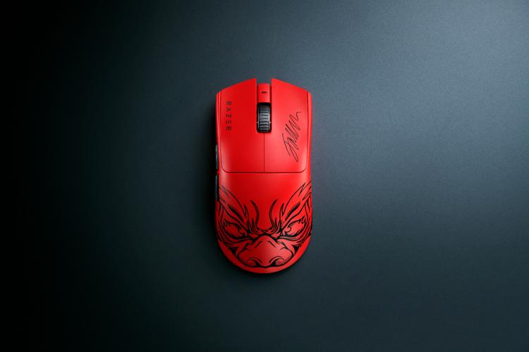 Long battery life esports mouse in use