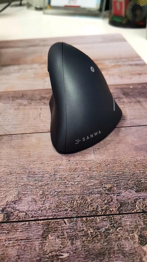 hand holding wireless mouse