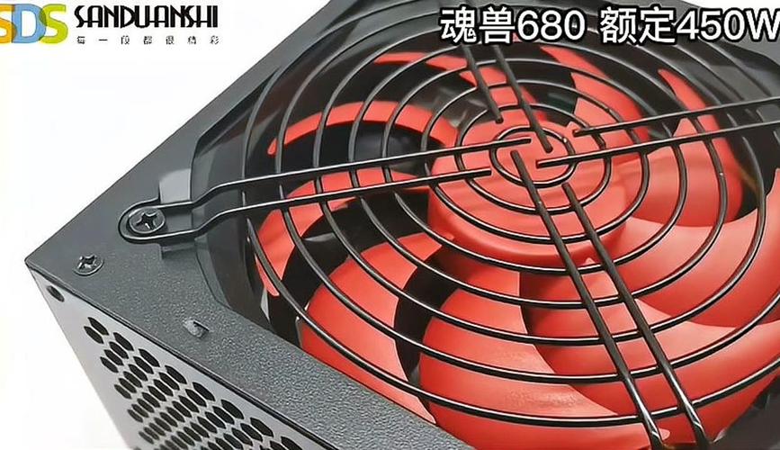 电源内部电容等核心元件特写