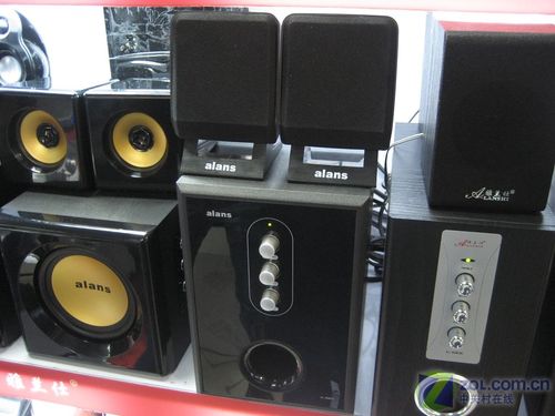 2.1声道音箱桌面布局