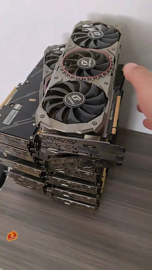 内容创作者使用多屏工作站