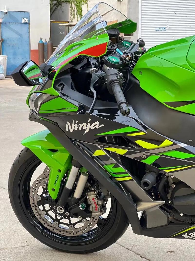 电源线材与连接器特写