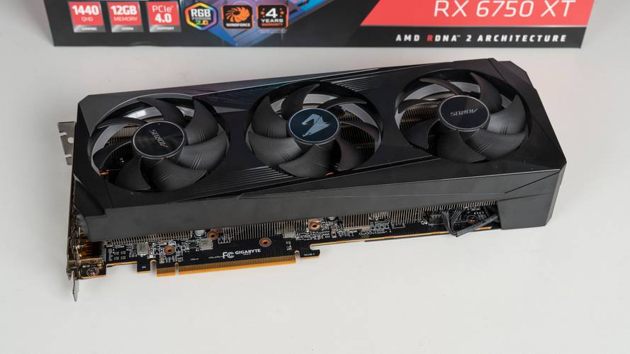 技嘉AORUS RX 6750XT ELITE 12G vs 华硕DUAL RX 6650XT O8G 深度对比