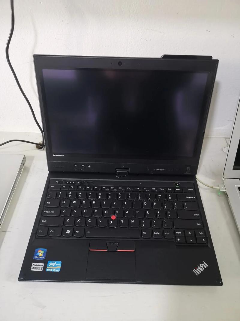 黑色木质音箱系统桌面摆放