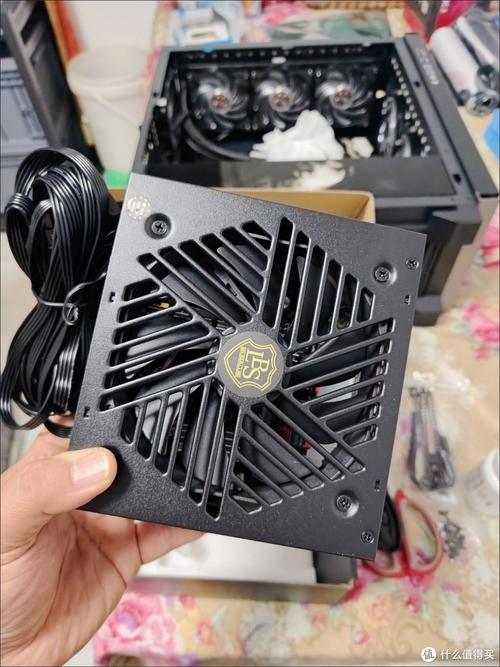 黑色电脑电源单元与线材